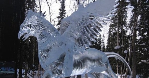 Вам нравится эта великолепная скульптура из льда?❤